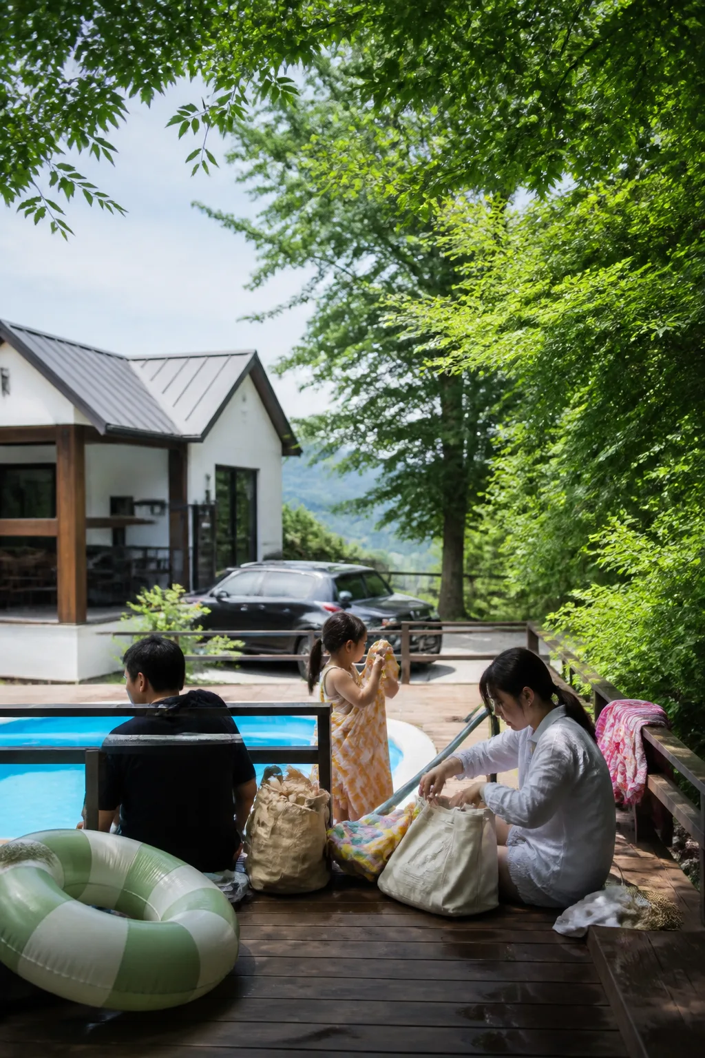 야외 수영장과 독채 객실이 보이는 용인펜션 가족·친구 물놀이 여행 풍경