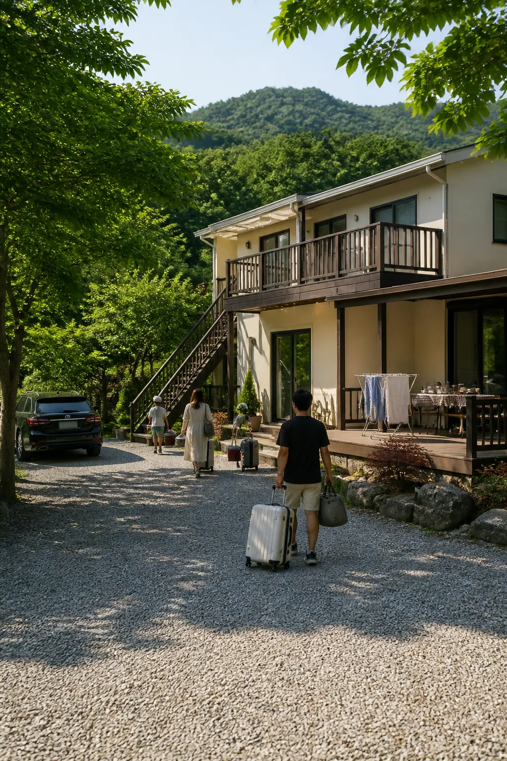 용인펜션에서 가족·친구 모임 여행객이 주차 후 짐을 옮기고 야외공간을 준비하는 모습
