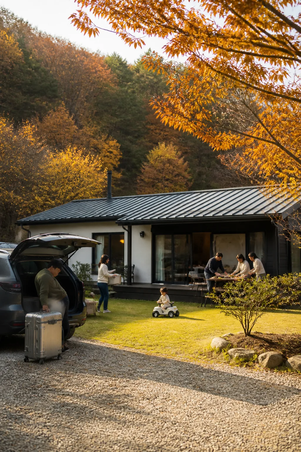아이와 가족·친구 모임이 주차와 마당을 함께 살펴보는 용인펜션 여행 장면