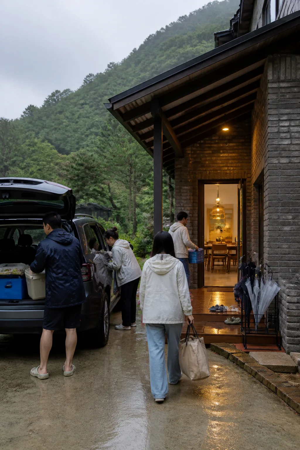 비 오는 날 우산과 젖은 신발을 정리하며 입실하는 가족·친구 모임의 용인펜션